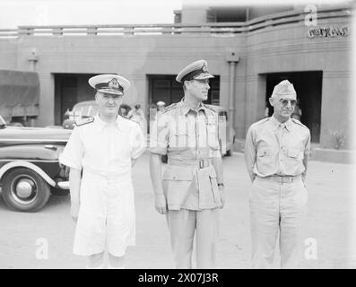 ADMIRAL MOUNTBATTEN TRIFFT DIE NEUE OSTFLOTTE C AM 24. AUGUST 1944 IN CEYLON. DAS TREFFEN VON ADMIRAL LORD LOUIS MOUNTBATTEN MIT DEM NEUEN KOMMANDEUR DER OSTFLOTTE IN CHIEF ADMIRAL SIR BRUCE FRASER UND GENERAL STILWELL, KOMMANDEUR DER US-AMERIKANISCHEN UND CHINESISCHEN STREITKRÄFTE IN NORDBURMA, ALS DER OBERSTE KOMMANDEUR SÜDOSTASIEN VON SEINEM BESUCH IN GROSSBRITANNIEN NACH CEYLON ZURÜCKKEHRTE. - Von links nach rechts: Admiral Sir Bruce Fraser, Admiral Mountbatten und General Stilwell Stockfoto