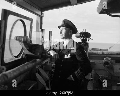 NÄCHTLICHER ANGRIFF AUF FEINDLICHEN KONVOI; MARINEAUFNAHMEN. AM 12. JANUAR 1945 AN BORD DES KREUZERS HMS NORFOLK WÄHREND DES ERFOLGREICHEN ANGRIFFS VON SCHIFFEN DER HEIMATFLOTTE AUF EINEN FEINDLICHEN KONVOI, DER WICHTIGE KRIEGSVORRÄTE VOR DER KÜSTE NORWEGENS TRANSPORTIERTE. DER KONVOI WURDE FAST VOLLSTÄNDIG ZERSTÖRT. - Brückenstudie von Captain J G Y Loveband RN, C/O der HMS NORFOLK Stockfoto