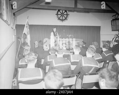 Im Januar 1941 weihte Arch Deacon Crick die RN Chapel in Rosyth Dockyard ein, die ein Buntglasfenster mit einem Schiffsrad zeigte. Stockfoto