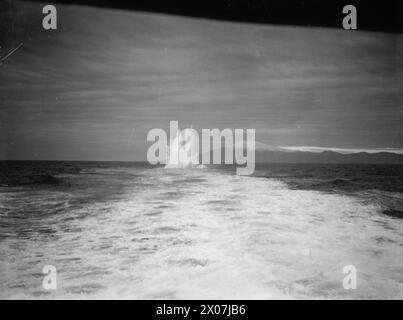 AN BORD DER HMS SIEGREICH. 16. UND 17. NOVEMBER 1941 IN HVALFJORD, ISLAND. - Fairey Albacores wirft Tiefenladungen vor der Küste Islands ab Stockfoto