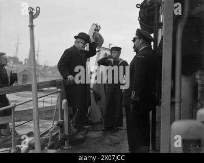 DER HOHE KOMMISSAR NEUSEELANDS BESUCHT CORVETTE. 24. FEBRUAR 1944, GREENOCK. DER HOHE KOMMISSAR VON NEUSEELAND, HERR JORDAN, BESUCHTE DIE NEUE BLUMENKLASSE CORVETTE, HMNZS ARABIS. - Mr. Jordan wird an Bord gepeitscht. Rechts ist der Befehlshaber, Lieutenant Commander J H Seelye, RNZNVR, von Dunedin Stockfoto