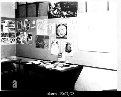 Fotografisches negativ mit Personal und Flugzeugen der Royal Air Force in Großbritannien zwischen 1940 und 1945. Stockfoto