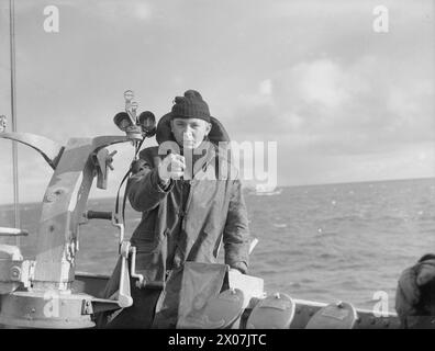 Im Februar 1942 diente ein Besatzungsmitglied an Bord des Zerstörers der Tribal-Klasse HMS Eskimo, der in den nördlichen Breitengraden operierte. Stockfoto