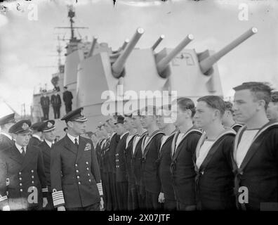 DER KÖNIG BESUCHT DIE HEIMATFLOTTE. 15. AUGUST 1943, SCAPA FLOW. DER KÖNIG BESUCHTE MÄNNER UND SCHIFFE DER HEIMATFLOTTE, ER GING AN BORD DES FLOTTENFÜHRERS HMS ONSLOW, DER IHN ZUM FLAGGSCHIFF HMS DUKE OF YORK BRACHTE. HIER TRAF DER KÖNIG AUF ADMIRAL SIR BRUCE A FRASER, KBE, CB, C-IN-C-FLOTTE. - Der König inspiziert die Schiffskompanie während der Divisionen auf der HMS BELFAST Stockfoto