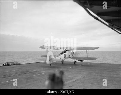 AIR SUPPORT GROUP AUF SEE MIT HMS TRACKER. SEPTEMBER UND OKTOBER 1943, AN BORD DES ESCORT CARRIERS IM NORDATLANTIK. - Fairey-Schwertfisch-Flugzeuge starten vom Flugdeck der TRACKER für eine U-Boot-Abwehr im Nordatlantik Stockfoto