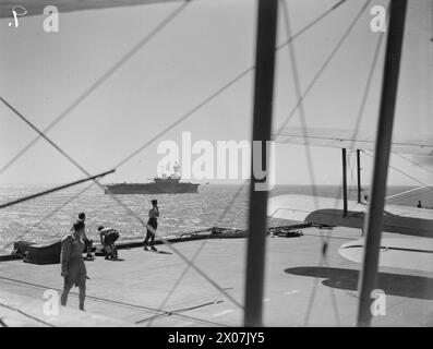 MALTA KONVOI. 10-12. AUGUST 1942. - HMS EAGLE, die in der Anfangsphase des Einsatzes von Luftfahrzeugen abfliegt Stockfoto