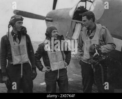 NEUNTE LUFTWAFFE IN GROSSBRITANNIEN, 1942-1945 - Squadron Commanders of the 354th Fighter Group, Major James H Howard, Major George R Bickell und Major Owen M Seaman, mit einem P-51 Mustang. Bild auf der Rückseite: 'Associated Press'. [STAMP], „Bestanden zur Veröffentlichung am 13. Januar 1944.“ [Stempel] und „296905“. [Zensur-Nr.] Bildunterschrift auf der Rückseite: 'DIE P-51B - das SCHNELLSTE KAMPFFLUGZEUG DER WELT. Associated Press Foto zeigt: Die drei Geschwader-Kommandanten der Gruppe. Von links nach rechts: Major James H Howard, 30 Jahre alt, von 30 Crestwood Drive, St Louis, MO; Major George R Bickell, 27 Jahre alt, von [obscured] Nutten Stockfoto