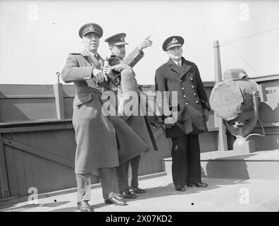 MR. CHURCHILLS SEEREISE IN DIE USA - ERSTE BILDER. MAI 1943, AN BORD DER SS QUEEN MARY AUF DEM WEG IN DIE USA. HERR CHURCHILL WURDE VON HOCHRANGIGEN BEAMTEN UND MINISTERN BEGLEITET. - Von links nach rechts: Air Chief Marshal Sir Richard Pierse, Air Chief Marshal Sir Charles Portal und Admiral der Flotte Sir Dudley Pound Stockfoto