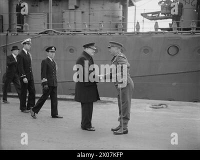 Premierminister Winston Churchill trifft am 16. August 1941 in Reykjavik ein und wird von Generalmajor Curtis während seines Besuchs begrüßt. Stockfoto