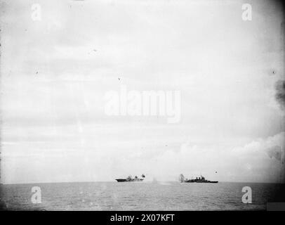 AN BORD DES KREUZERS HMS SHEFFIELD WÄHREND EINES ANGRIFFS AUF EINEN BRITISCHEN KONVOI, DER VON KRIEGSSCHIFFEN IM SIZILIANISCHEN KANAL BEGLEITET WURDE. APRIL 1941. - HMS ARK ROYAL und HMS sind bei einem Angriff italienischer Torpedobomber BEKANNT. In der Mitte des Bildes ist ein Bombenspritzer zu sehen Stockfoto