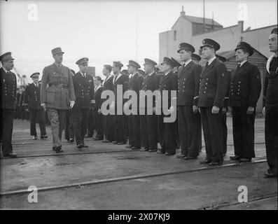 BESUCH VON GENERAL DE GAULLE UND ADMIRAL MUSELIER ZU EINEM MARINEHAFEN. 1940 BESUCHTE GENERAL CHARLES DE GAULLE, BEGLEITET VON ADMIRAL MUSELIER, FRANZÖSISCHE SCHIFFE, DIE VON MITGLIEDERN DER FREIEN FRANZÖSISCHEN MARINESTREITKRÄFTE IN EINEM BRITISCHEN HAFEN BEMANNT WAREN. - Er inspiziert französische Seeleute während seiner Tour Stockfoto