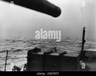 Während der Operation Husky am 9-10. Juli 1943 nähert sich ein Konvoi von Schiffen der Royal Navy Sizilien, die Truppen für den ersten Angriff tragen, fotografiert vom Zerstörer Nubian. Stockfoto