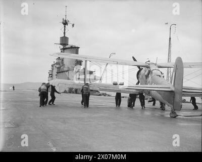 AN BORD DES FLUGZEUGTRÄGERS HMS VICTORIOUS. 23. BIS 26. OKTOBER 1941, BEI SCAPA FLOW. - Fleet Air Arm, der einen Fairey Albacore Torpedo mit Flugzeugen an Bord SIEGREICH zur Startlinie bringt Stockfoto