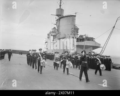 AN BORD DES FLUGZEUGTRÄGERS HMS VICTORIOUS. 23. BIS 26. OKTOBER 1941, BEI SCAPA FLOW. - Divisionen auf dem Cockpit. Die Marine Band spielt, während die Inspektion der Schiffsgesellschaft stattfindet Stockfoto