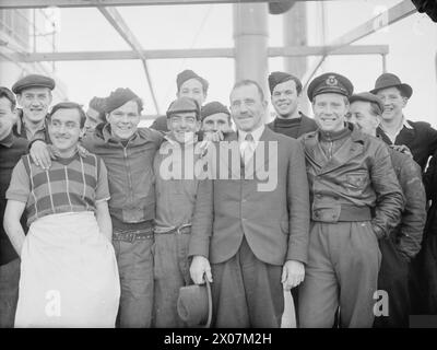 Norwegische Schiffe, die am 23. Januar 1941 aus Göteborg flohen, wurden am 25. Januar 1941 von Einheiten der Home Fleet nach Kirkwall eskortiert. Captain Henry von Elisabeth Bakke ist mit Crew-Mitgliedern abgebildet. Stockfoto