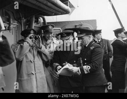 Am 5. September 1943 befand sich der Kriegskorrespondent J. Edgerton Lee auf der Brücke der HMS Duke of York mit dem Wing Commander Compton, dem Admiral Sir Bruce Fraser und dem Commander Denny. Stockfoto