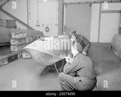 MÄNNER FÜR DIE FLOTTENLUFTWAFFE FÜR DIE ZUKUNFT. 15. UND 16. DEZEMBER 1943, ROYAL AIR TRAINING ESTABLISHMENT, NEWCASTLE-UNDER-LYME. JUNGE BRITEN, DIE SICH AUF EINEN WICHTIGEN JOB VORBEREITEN, JUNGEN AB 15 JAHREN, DIE FÜR DIE FLOTTENFLUGWAFFE TRAINIEREN. - Zwei Luftausbilder (A), Air Frames Sektion, reparieren einen Schwimmer Stockfoto