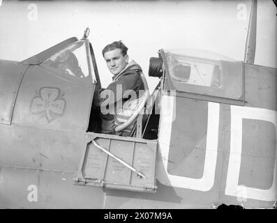 COMMONWEALTH AIR ACES DES ZWEITEN WELTKRIEGS - Flugleutnant Brendan 'Paddy' Finucane DFC, ein Ire, der mit der Royal Air Force flog, saß im Cockpit seines Supermarine Spitfire bei der RAF Kenley, während er mit der No 452 Squadron Finucane diente, Brendan Eamon Fergus, Royal Air Force, Maintenance Unit, 76 Stockfoto