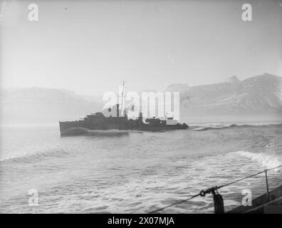 Der Zerstörer der Tribal-Klasse HMS Icarus verlässt im Februar 1942 Hvalfjord, Island, nach Norwegen, wobei Operationen an Bord der HMS Eskimo beobachtet werden. Stockfoto