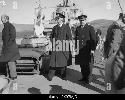 Donald Nelson und Oliver Lyttelton beobachten am 28. September 1943 in Greenock und District kombinierte Marineübungen des Zerstörers HMS Wrestler. Konteradmiral H.E. Horan und Vizeadmiral Sir W.F. Wake-Walker nahmen teil. Stockfoto