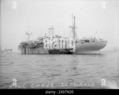 Die HMS Empire Battleaxe, ein großes Landungsschiff, befindet sich am 1. August 1944 in Greenock und bereitet sich auf den Einsatz vor. Stockfoto