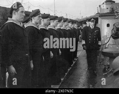 KRONPRINZ OLAV VON NORWEGEN BESUCHT DEN NORWEGISCHEN ZERSTÖRER HMNS SLEIPNER, DER MIT DER BRITISCHEN MARINE ZUSAMMENARBEITET. 1940. - Prinz Olav inspiziert die Ehrengarde Stockfoto