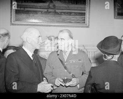 General Sir Hastings Ismay spricht mit Sir John Simon bei einem Abschiedsessen für Admiral stark im Royal Naval College in Greenwich zwischen 1939 und 1945. Stockfoto