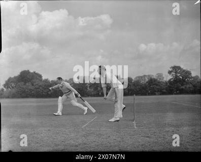 CRICKET-SPIEL: BERICHTERSTATTUNG ÜBER EIN SPIEL ZWISCHEN KENTON UND ALEXANDRA PARK, KENTON, MIDDLESEX, ENGLAND, GROSSBRITANNIEN, 1945: Eine Szene während eines Cricketspiels zwischen Kenton und Alexandra Park am Kenton Ground. Der Bowler hat gerade einen Ball gekegelt und ein Schlagmann beginnt zu rennen Stockfoto