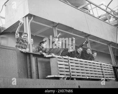Im Januar 1941 wurden norwegische Schiffe, die aus Göteborg flohen, von der Heimatflotte in der Nordsee getroffen und nach Kirkwall eskortiert, wobei die Besatzung von Elisabeth Bakke winkte. Stockfoto