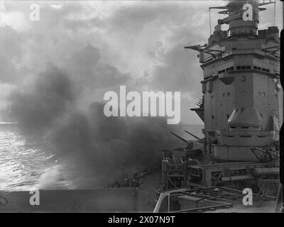 AN BORD DES SCHLACHTSCHIFFS HMS RODNEY AUF SEE. 1940. - HMS RODNEY feuert ihre Sechser Stockfoto