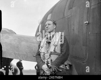 ROYAL AIR FORCE BOMBER COMMMAND, 1942-1945. - Wing Commander R H Young, der Kommandant der No. 464 Squadron RAAF, bei seinem Lockheed Ventura Mark II in Feltwell, Norfolk, kurz nachdem er die No. 2 Group Venturas bei dem erfolgreichen Tageslichtüberfall auf die Philips Radio- und Ventilwerke in Eindhoven, Holland, (Operation OYSTER) führte, am 6. Dezember 1942 wurde die Royal Australian Air Force, 464 Squadron, Royal Air Force, 2 Group, gegründet Stockfoto