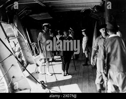 BEFREIUNG HONGKONGS. 30. AUGUST 1945 UND DANACH. SZENEN NACH DER WIEDERBESETZUNG DER KRONENKOLONIE. Japanische Gesandte kommen auf dem Quartier-Deck des Flaggschiffes HMS an, UNBEZWINGBAR nach der Wiederbesetzung Hongkongs durch eine britische Task Force. Captain J A S Eccles, CB, ist links. Die Gesandten erhielten Anweisungen zur Wiederbesetzung durch den Befehlshaber der Streitkräfte, Konteradmiral C H J Harcourt, CB, CBE, RN. Es gibt zwei verschiedene negative, Eine Zahl, die leicht unterschiedliche Ansichten zeigt Stockfoto