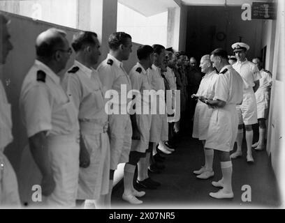 NEW EASTERN C IN C TRIFFT AUF SEINE MITARBEITER. 23. AUGUST 1944, COLOMBO CEYLON. ADMIRAL SIR BRUCE FRASER, GCB, KBE, STELLTE SEINE EINSATZKRÄFTE VOR. - Die Einführung läuft Stockfoto