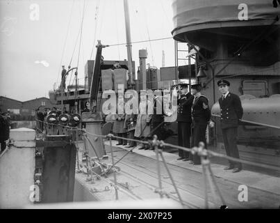 DIE BRITISH EXPEDITIONARY FORCE (BEF) IN FRANKREICH 1939-1940 – HM King George VI besucht die BEF, Dezember 1939: The King an Bord des Zerstörers HMS CODRINGTON in Boulogne, Rückkehr nach Großbritannien nach dem Besuch der BEF George VI, King, Royal Navy, CODRINGTON (HMS) Stockfoto