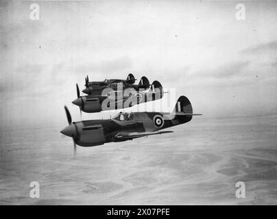 ROYAL AIR FORCE OPERATIONEN IM NAHEN OSTEN UND NORDAFRIKA, 1939-1943. - Vier Kittyhawk Mark ist (nächstgelegene AK681) während eines Einführungsfluges der Piloten der No. 94 Squadron RAF in Bildung, die während des Umzugs der Einheit von Gazala, Libyen, nach LG 110, Egypt Royal Air Force, Royal Air Force Regiment, Sqdn, 94 (Malaya) mit dem Typ neu ausgestattet waren. Stockfoto