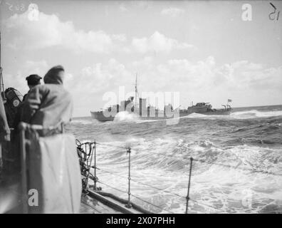 ZERSTÖRER AUF SEE. 1940, AN BORD EINES ZERSTÖRERS. - HMS SPEER-Silhouetten gegen die Skyline Stockfoto