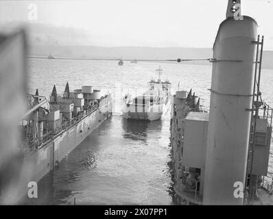 AN BORD DER HMS EASTWAY, DER ERSTEN ANLEGESTELLE. 30. NOVEMBER UND 1. DEZEMBER 1943, GREENOCK. - LCT (3) geht in den LSD Stockfoto