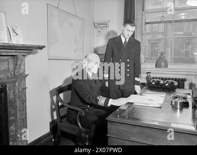 KONTERADMIRAL E J P BRIND, CBE, STELLVERTRETENDER CHEF DES MARINESTABS ...