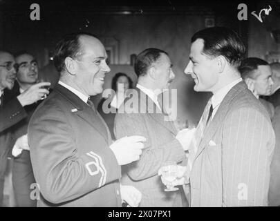 DORCHESTER DINNER FÜR FÄHRBESATZUNGEN. 17. AUGUST 1943, DORCHESTER HOTEL, LONDON. EIN ABENDESSEN FÜR BRITISCHE FÄHRBESATZUNGEN, DAS SIND EINIGE DER MÄNNER VON 17 BIS 70, DIE ALS FREIWILLIGE SEELEUTE UNTER DER ADMIRALITÄT DIE RUNNER CREWS DES KLEINEN SCHIFFES BEREITSTELLEN. - Von links nach rechts: Lieut W A Leonard, RNZNVR, von Auckland, H L Rose und L A Lownds Stockfoto