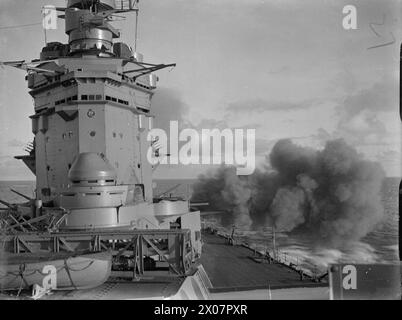 AN BORD DES SCHLACHTSCHIFFS HMS RODNEY AUF SEE. 1940. - HMS RODNEY feuert ihre Sechser Stockfoto