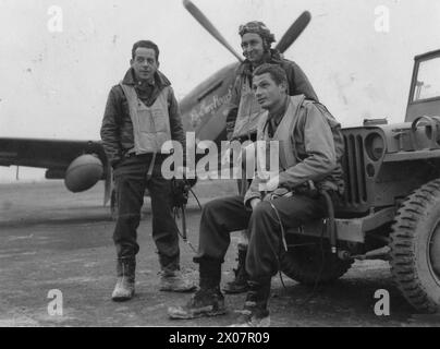 UNITED STATES NEUNTE LUFTWAFFE IN GROSSBRITANNIEN, 1942-1945 - Hauptleute der 354th Fighter Group, Major George R Bickell, Oberstleutnant Wallace P Mace und Major Owen M Seaman, mit einem P-51 Mustang. Bild auf der Rückseite: 'Associated Press'. [STAMP], „Bestanden zur Veröffentlichung am 13. Januar 1944.“ [Stempel] und „296917“. [Zensur-Nr.] Bildunterschrift auf der Rückseite: 'DIE P-51B - das SCHNELLSTE KAMPFFLUGZEUG DER WELT. Associated Press Fotoshows: Drei Führungskräfte der neuen P-51B Fighter Group, die am Tag des Angriffs der Japaner in Pearl Harbour waren. Von links nach rechts Major George R Bickell, 27 Jahre alt, aus Butty, NJ, Lieutenant Col Wallac Stockfoto