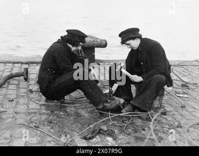 WRNS-Personal nietete im Rahmen der Verteidigungsvorbereitungen der Royal Navy während des Zweiten Weltkriegs U-Boot-Netze in Greenock, Schottland. Stockfoto