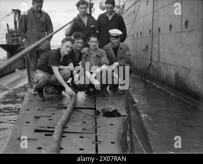 DER U-BOOT-DIENST VOM 6. BIS 11. MÄRZ 1943, ALGIER. - Bewertungen von HM Subamrine TORBAY zeigen, wo eine Granate von einer italienischen Landbatterie auf das Boot traf Stockfoto