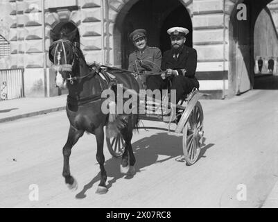 1942 fahren ein U-Boot-Offizier und ein Armeeoffizier in einem Ponywagen im bombengeschädigten Malta. Stockfoto