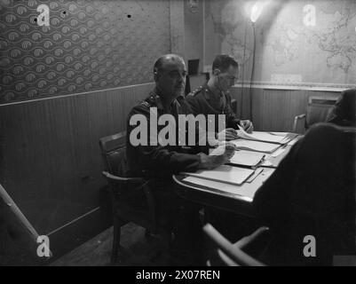 MR. CHURCHILLS SEEREISE IN DIE USA - ERSTE BILDER. MAI 1943, AN BORD DER SS QUEEN MARY AUF DEM WEG IN DIE USA. HERR CHURCHILL WURDE VON HOCHRANGIGEN BEAMTEN UND MINISTERN BEGLEITET. - General Ismay auf einer Konferenz von Churchill auf See während der Reise in die USA Stockfoto