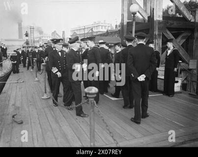 Am 23. September 1943 wurde Colonel Frank Knox, US Navy Secretary, bei einem Abendessen in der Painted Hall, Royal Naval College, Greenwich geehrt. Zuvor inspizierte er die Sea Cadets am Westminster Pier mit Admirals Tovey und stark. Stockfoto
