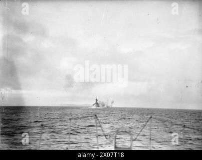 AN BORD DES ZERSTÖRERS HMS BEDUIN. SEPTEMBER 1941. - HMS MALAYA feuert ihre Vorwärtswaffen während der Schießerei ab Stockfoto