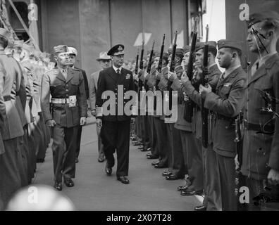 BESUCH VON PRÄSIDENT TRUMAN. 2. AUGUST 1945 AN BORD DER USS AUGUSTA IN PLYMOUTH. DER PRÄSIDENT DER VEREINIGTEN STAATEN, HARRY TRUMAN, BESUCHTE GROSSBRITANNIEN ZUM ERSTEN MAL UND WURDE VON HM THE KING AN BORD DER HMS RENOWN IN PLYMOUTH GETROFFEN. - Der König inspiziert die amerikanische Marine-Garde in AUGUSTA Stockfoto