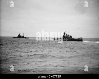 BRITISCHE UND US-AMERIKANISCHE FLUGZEUGE UND KRIEGSSCHIFFE DECKEN DEN RUSSISCHEN KONVOI AB. MAI 1942, AN BORD DER HMS SIEGREICH AUF SEE UND IN HVALFJORD, ISLAND. - HMS DUKE OF YORK und USS WASHINGTON ändern Kurs in den nördlichen Gewässern Stockfoto