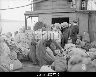 Am 18. Dezember 1942 wurden an Bord der HMS Dunluce Castle am Ankerplatz der Home Fleet die Postsäcke für die Verteilung an Schiffe und per Fähre auf das Festland sortiert. Stockfoto